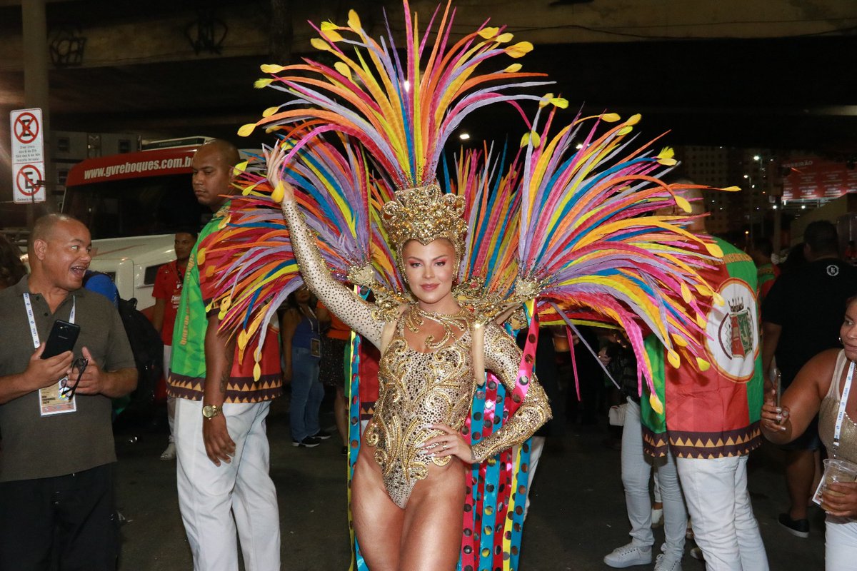 HugoGloss's tweet photo. Uma #BoaMenina faz assim e dá show direto da Sapucaí! Musa da Grande Rio, @LuisaSonza coloriu a Avenida e brilhou com essa fantasia #TudodeBom! Isso é que é uma estreia no Carnaval do Rio de Janeiro, hein? (Fotos: Thyago Andrade/Brazil News) https://t.co/KS8JTexOZj