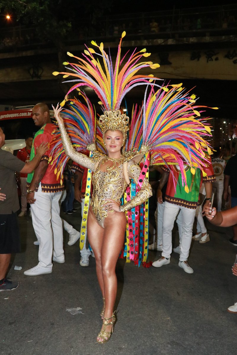 HugoGloss's tweet photo. Uma #BoaMenina faz assim e dá show direto da Sapucaí! Musa da Grande Rio, @LuisaSonza coloriu a Avenida e brilhou com essa fantasia #TudodeBom! Isso é que é uma estreia no Carnaval do Rio de Janeiro, hein? (Fotos: Thyago Andrade/Brazil News) https://t.co/KS8JTexOZj
