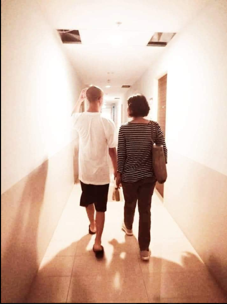 ภาพน้องนิรนาม โดนจับโกนหัวตอนเข้าในคุก ย้ำว่ายังไม่ได้ตัดสินอะไรเลย
แต่ตอนนี้ได้ประกันตัวออกมาแล้ว ยิ่งอ่านยิ่งรู้ยิ่งชังระบอบและประเทศเหี้ยๆนี่