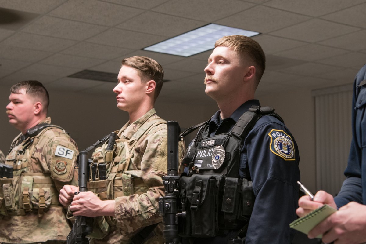 Southwood Auf Twitter T Co Ekg5vol9eb アメリカ国の空軍の警察の人がかっこいい鉄砲を持っています Southwood Auf Twitter T Co Ekg5vol9eb アメリカ国の空軍の警察の人がかっこいい鉄砲を持っています