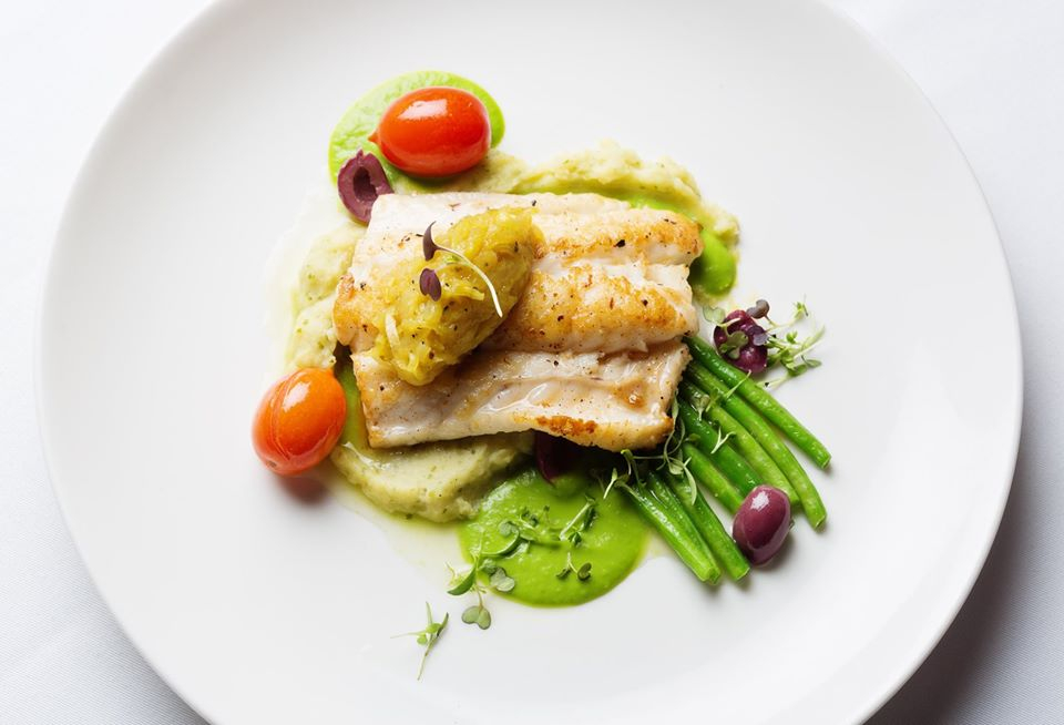 zeffertandgold_'s tweet photo. Our #Halibut 🐟 is cooked, beautifully plated, and ready to be indulged in! What do you guy think of it's presentation 💕?

Let's begin planning the menu 🍽️ for your #wedding or event: https://t.co/kau5lBmVR9

#zeffertandgold #weddingfood #weddingreception #weddingcaterers #wed https://t.co/821vIhEhHq