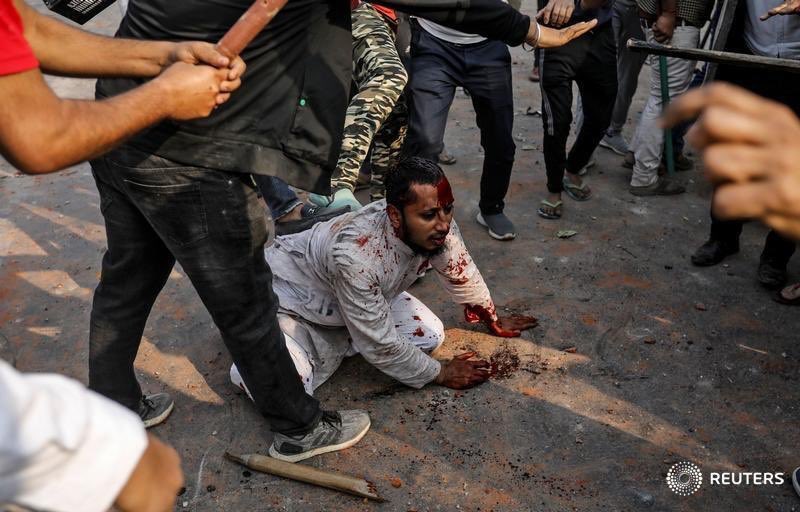 AajKamranKhan's tweet photo. This is how @narendramodi India welcome @realDonaldTrump as he lands Delhi where peaceful protestors were made a horrible examples in the world’s so called largest democracy. The most powerful man on earth @realDonaldTrump must speak for hapless Muslim minority and Kashmiris https://t.co/Zc1PNv9iUV