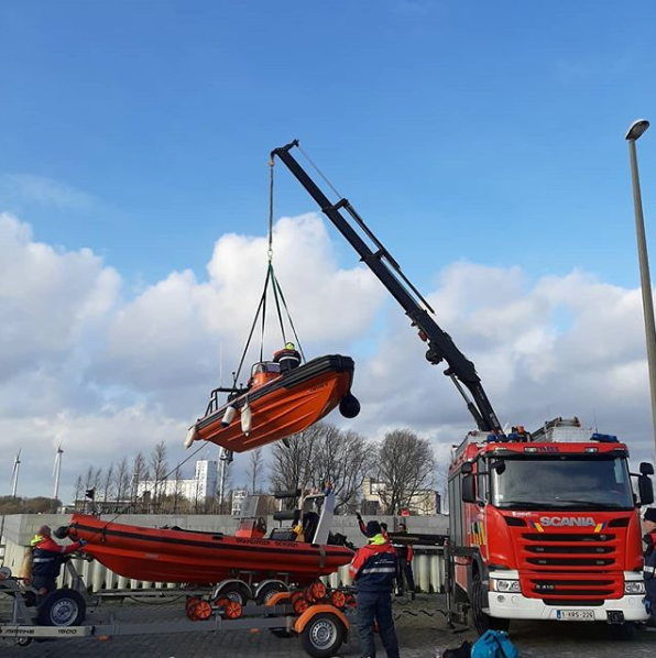 BZAntwerpen's tweet photo. Voor interventies op de Schelde of in de haven hebben onze schippers heel specifieke skills nodig. De voorbije week werd een nieuwe lichting RIB-piloten intensief opgeleid. Dank aan @HVZWaasland, @federalepolitie, de Stadshaven en @PortofAntwerp om dit mee mogelijk te maken. https://t.co/x8zgqkX3kE