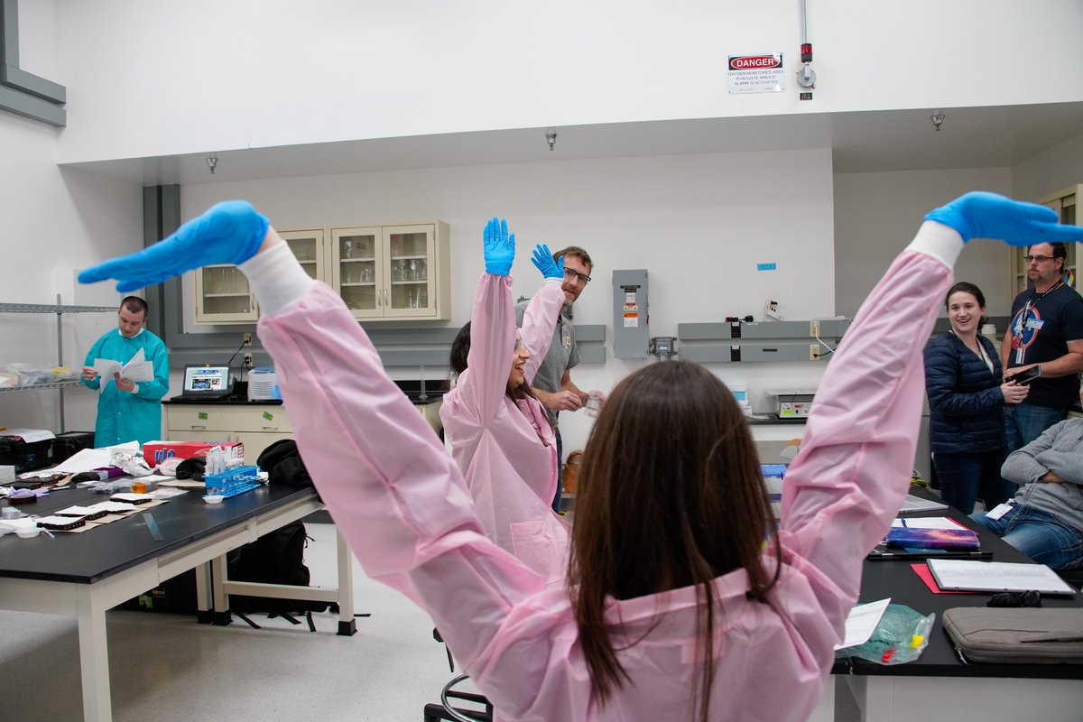 NASAScience_'s tweet image. That feeling when your science is ready to launch to the space station! 
#ICYMI, watch last week’s episode of #NASAExplorers to see the last minute prep that goes on before research gets loaded into a @SpaceX Dragon capsule. youtu.be/wVFm-ueQDnw