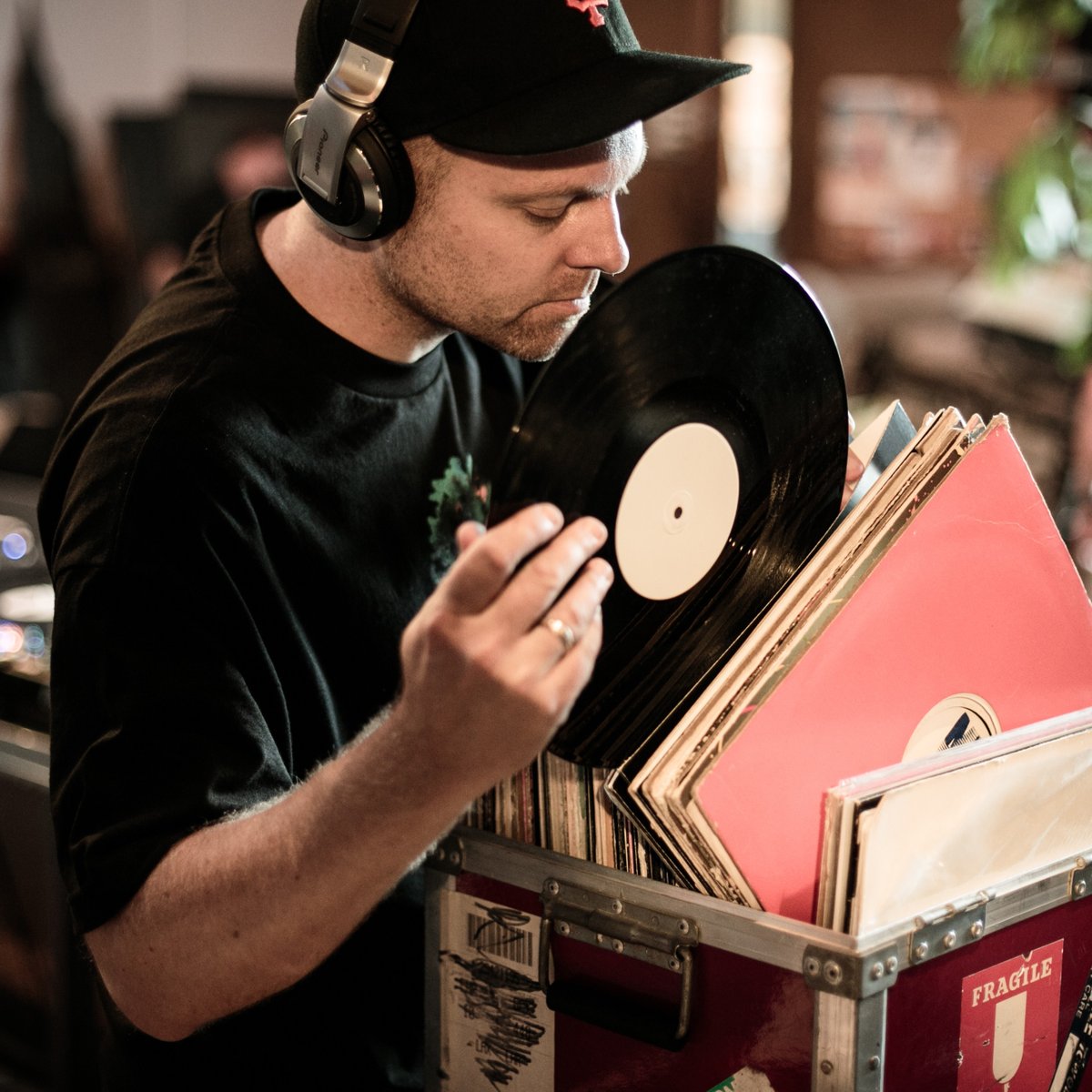 BrawRobot's tweet photo. Braw Selection : Thursday, DF concerts will be bringing us a blast from the past at @SWG3glasgow  ; an emblematic figure within the hip-hop industry and one of the best DJ/producer around @djshadow . Get ready to move! https://t.co/h8JOpysTBH