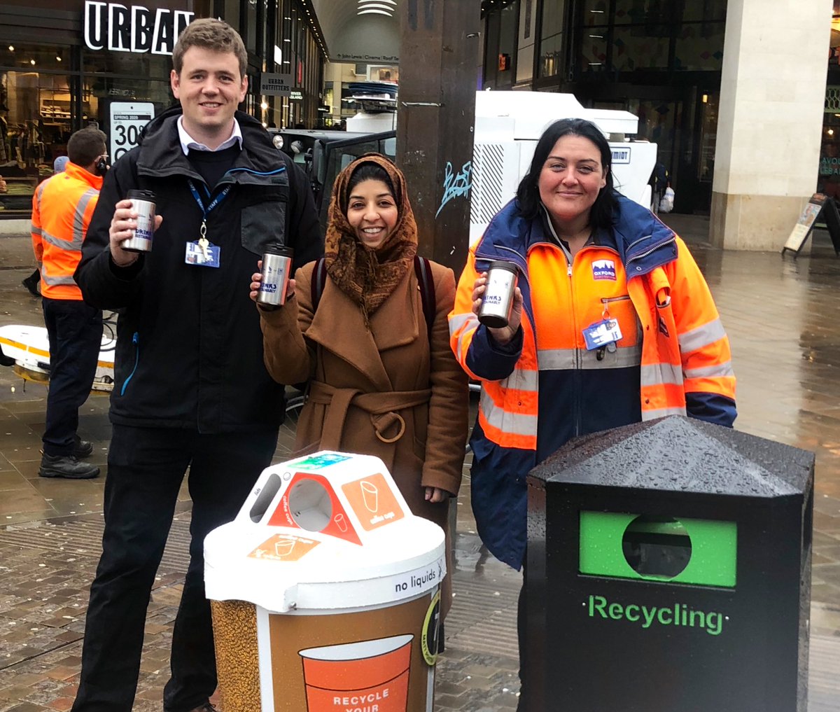 LubzStaProperty's tweet photo. Great to meet the Recycling Team launching Oxford's new on-street coffee cup recycling bins today! 
Come and see them at Bonn Square today to get a free reusable cup for your early morning coffee! ☕ 💚 #acupofinspiration #InTheLoop @OxfordCity @Oxford_Labour https://t.co/WwewZHkKOz