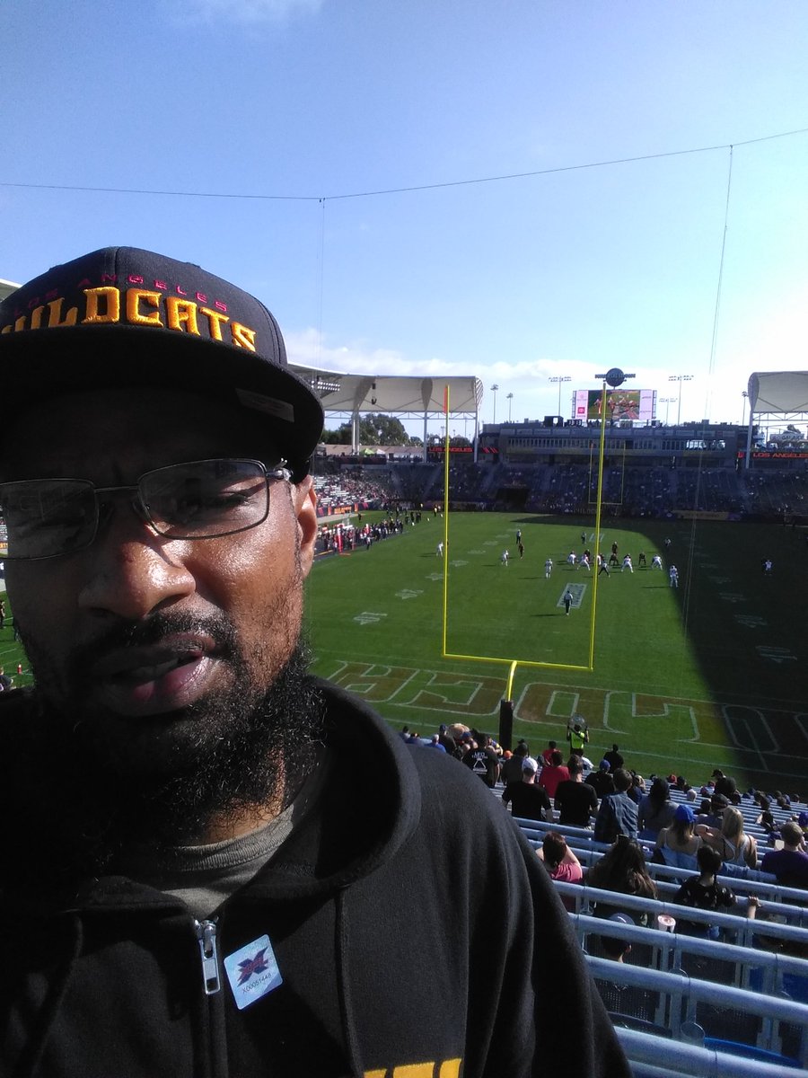 tzatee's tweet image. I wasnt lying when I said I'm coming to all the Wildcat games, for real for real!! Y'all representing L.A. to the fullest right now. Next pic I'll be wearing me some Wildcat jerseys, straight up!!