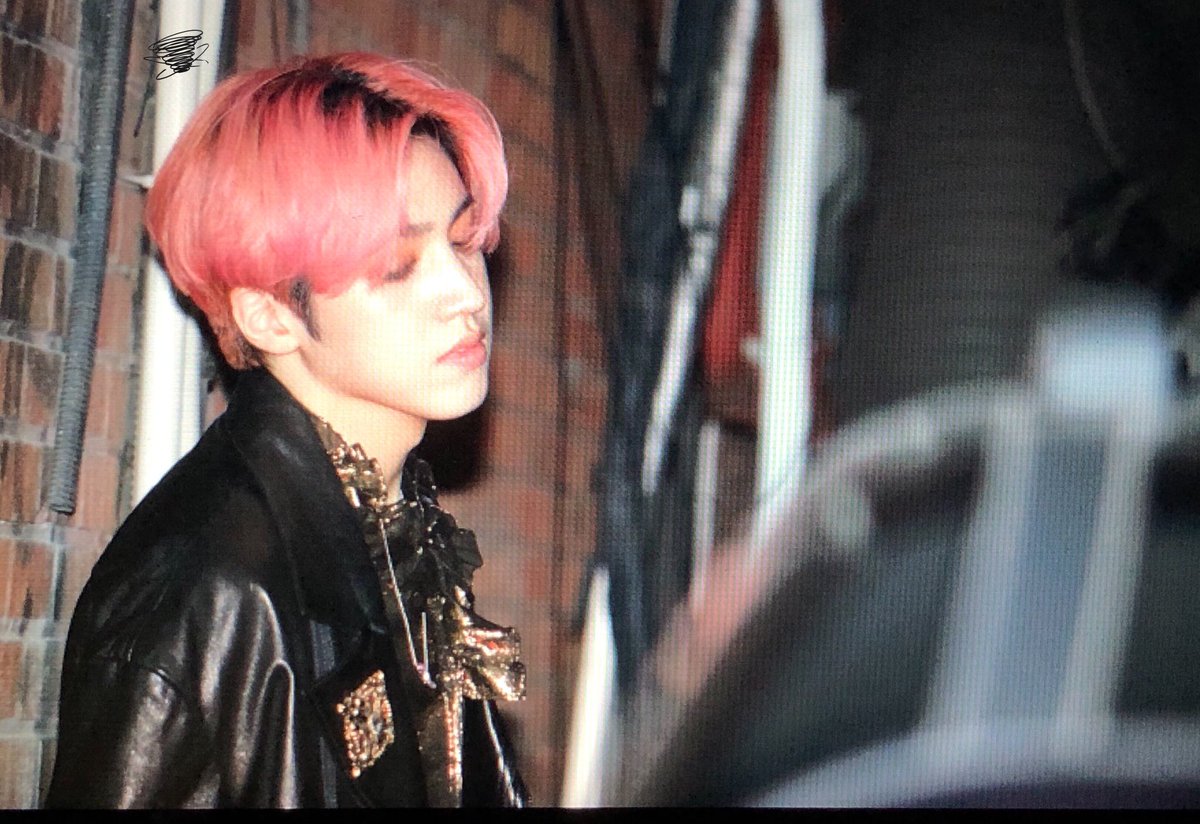 TYPHOON0131's tweet photo. 200224 캐스퍼 라디오 퇴근

이게 재킷 촬영 인가?? 😨

#WOOSEOK #ウソク #정우석 #우석 #PENTAGON #펜타곤 #ペンタゴン https://t.co/I91uAQyjAz