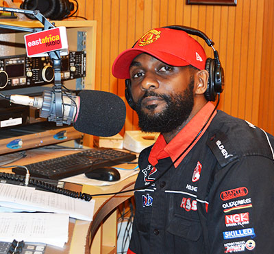earadiofm's tweet photo. 'Watu wanaosambaza taarifa bila kuzihakiki wana matatizo ya akili ambayo yanawafanya kuwa na tabia za namna hiyo, jinsi ya kuimaliza hiyo hali ni kuhakiki kwanza taarifa ndipo uisambaze' - Ian Diallo - Mtangazaji
#EADrive https://t.co/mVBLhMyNZG