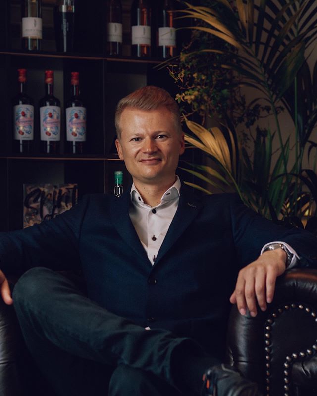 KragTor's tweet photo. “Hey there” (said with a strong and confident voice, trying to downplay my huge excitement and thrill, being allowed to commandeer @liquor for this weeks’ #ldctakeover ) ⚜️ I’m Morten Krag of @thecocktail.blog , out of Viborg,… https://t.co/9DZJ4Y381C https://t.co/qnCWdnDuTH
