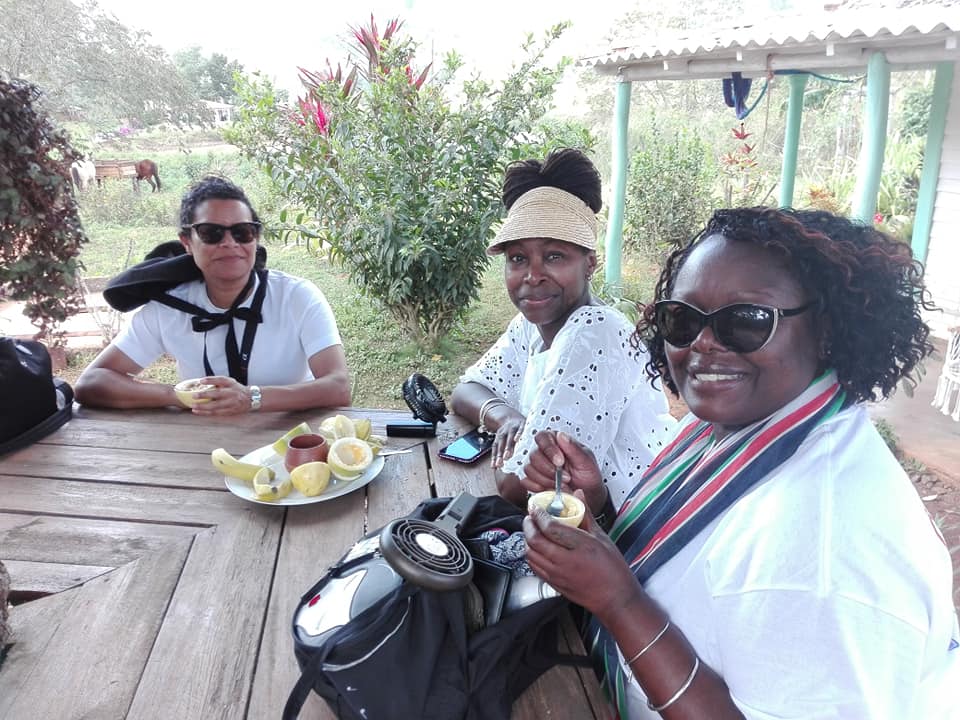 Viajan2vinales's tweet photo. Viajando en el Tiempo, sigue siendo una oportunidad para nuevas experiencias, mi cliente inglés ha conocido el método antiguo de planchar de nuestras #campesinas cubanas.
#calesa #viñales #vallevinales #cuba https://t.co/AA9GV8FXZ9