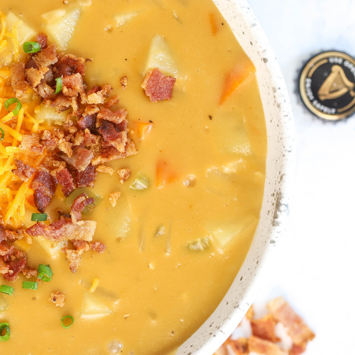 Beer Cheese Potato Soup is a delicious comfort food made with onion, celery, carrot, beef broth, milk, garlic, potatoes, cheddar cheese and Guiness Draught Stout topped with bacon crumbles and chives. 

Get the #recipe : simplymaderecipes.com/beer-cheese-po…

#StPatricksDay