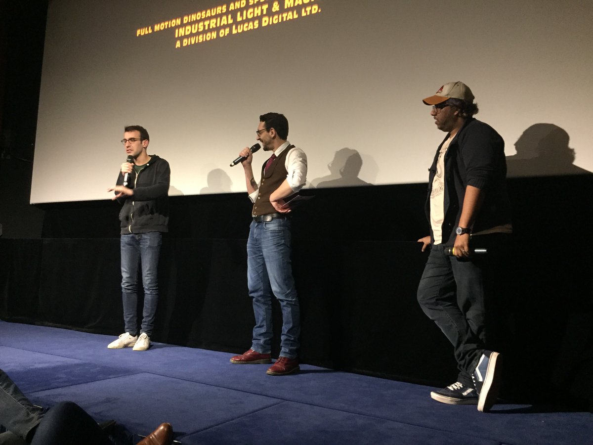 The90sMovieClub's tweet photo. Gros kiff pour la 1ère au @clubdeletoile ! Merci à @MaxBirdOfficiel et @HistoireBreve pour vos anecdotes, à nos partenaires @STUDIOCANAL @DernierBar @Lisez_officiel
 @ThirdEditions @MauvaisGenresFR @GQ_France  qui t'ont gâté et @WeAreThe90s qui t'a fais danser ! #90sMovieClub https://t.co/lHSDDbreHj