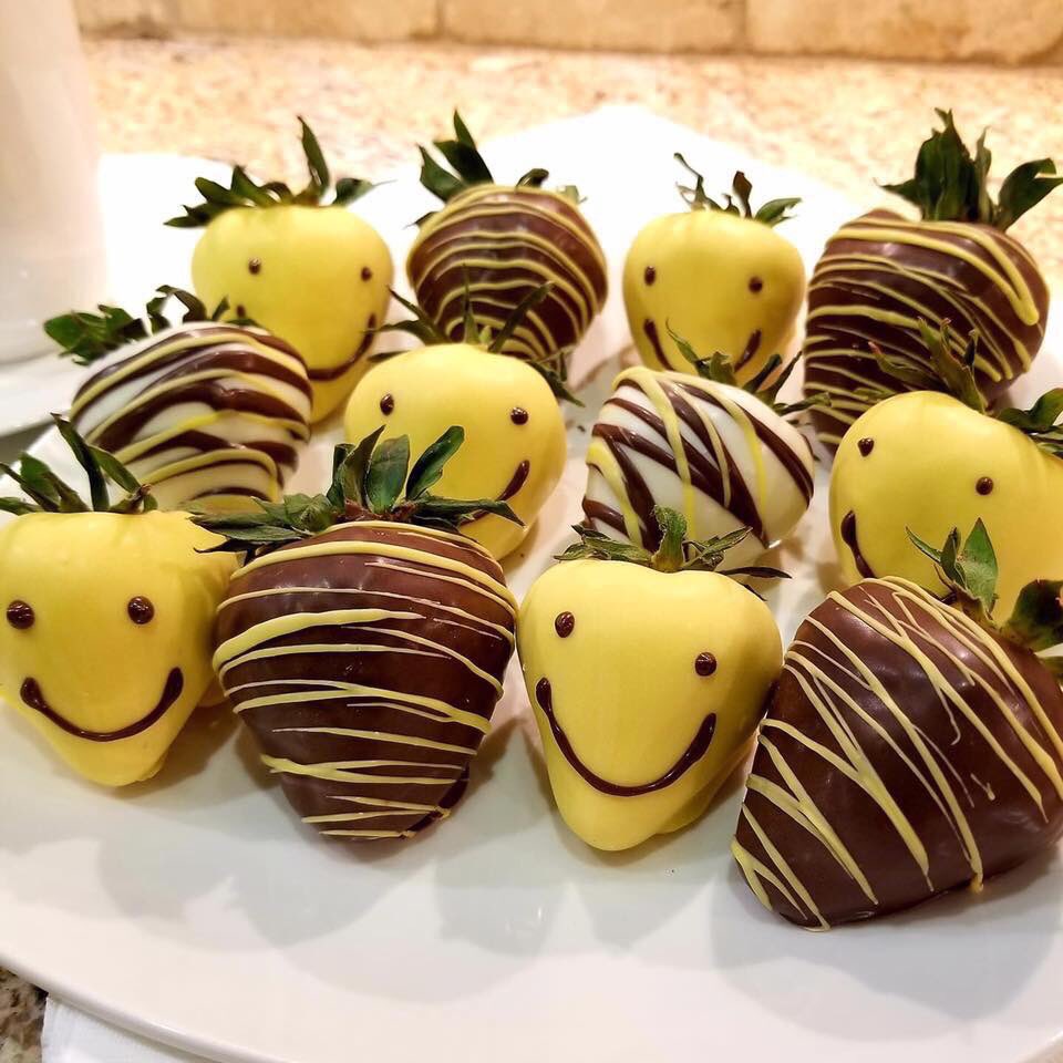 DippedFresh1's tweet photo. Happy Monday!  Put on a #smile today and call us for some #ChocolateCoveredStrawberries!  

#DippedFresh #chocolate #chocolatecoveredoreos #sweettreats #candyapples #strawberries #chocolatecoveredpretzels #cupcakes #cakepops #birthday #birthdayparty #sweets #dessert #sweet https://t.co/4F6Xv9V5Mp
