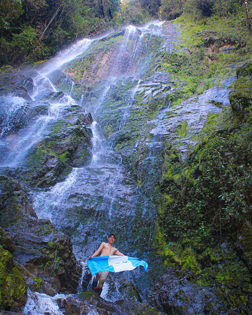 HandsofGuate's tweet photo. Una cascada más, vale la pena arriesgarse por lo que te hace feliz 😍. Lugar que casi nadie lo visita esta ubicada entre dos aldeas, Ixla y Chaxá del municipio de Chajul. Los abuelos le tienen un nombre como: q'i qib' a'. Hicimos una caminata de casi 4… https://t.co/ejs9MwK02M https://t.co/tgEOOmNnSg
