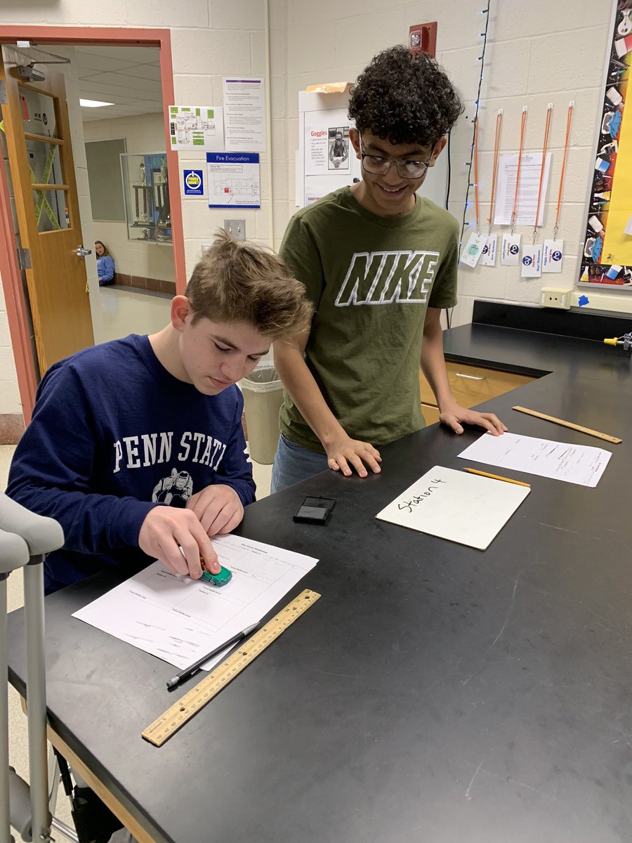 yeecvhs's tweet photo. Analyzing tire track patterns at the scene of a hit and run! #forensics #evidence @CVSciTech @CVBuckskins @buckskinhs https://t.co/0kKSioE8Ms