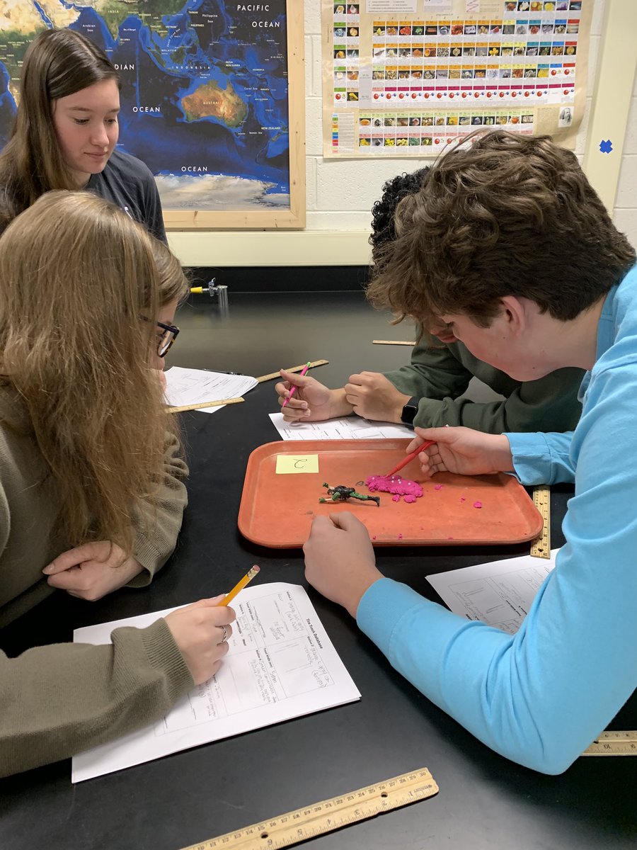 yeecvhs's tweet photo. Analyzing tire track patterns at the scene of a hit and run! #forensics #evidence @CVSciTech @CVBuckskins @buckskinhs https://t.co/0kKSioE8Ms