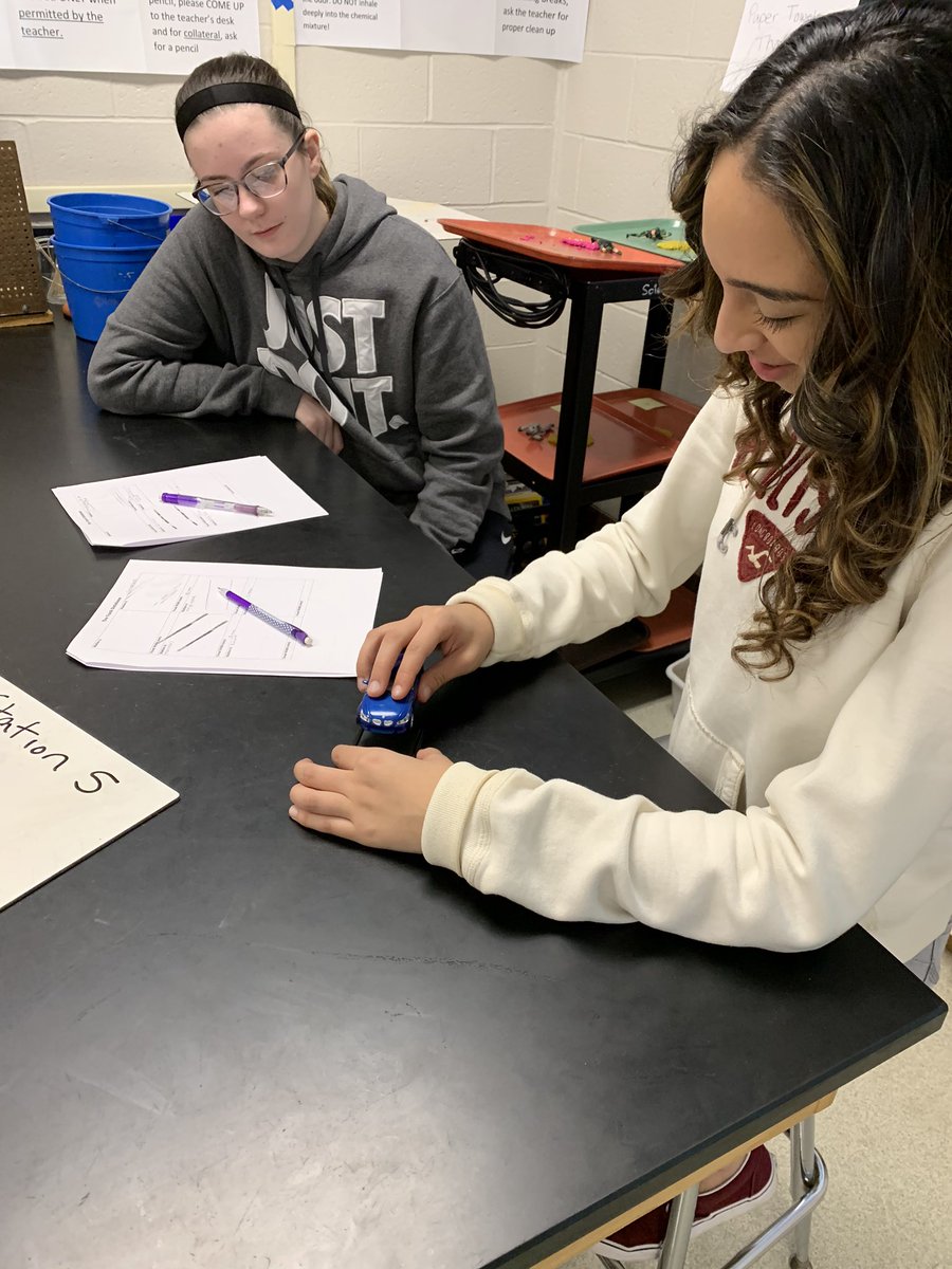 yeecvhs's tweet photo. Analyzing tire track patterns at the scene of a hit and run! #forensics #evidence @CVSciTech @CVBuckskins @buckskinhs https://t.co/0kKSioE8Ms