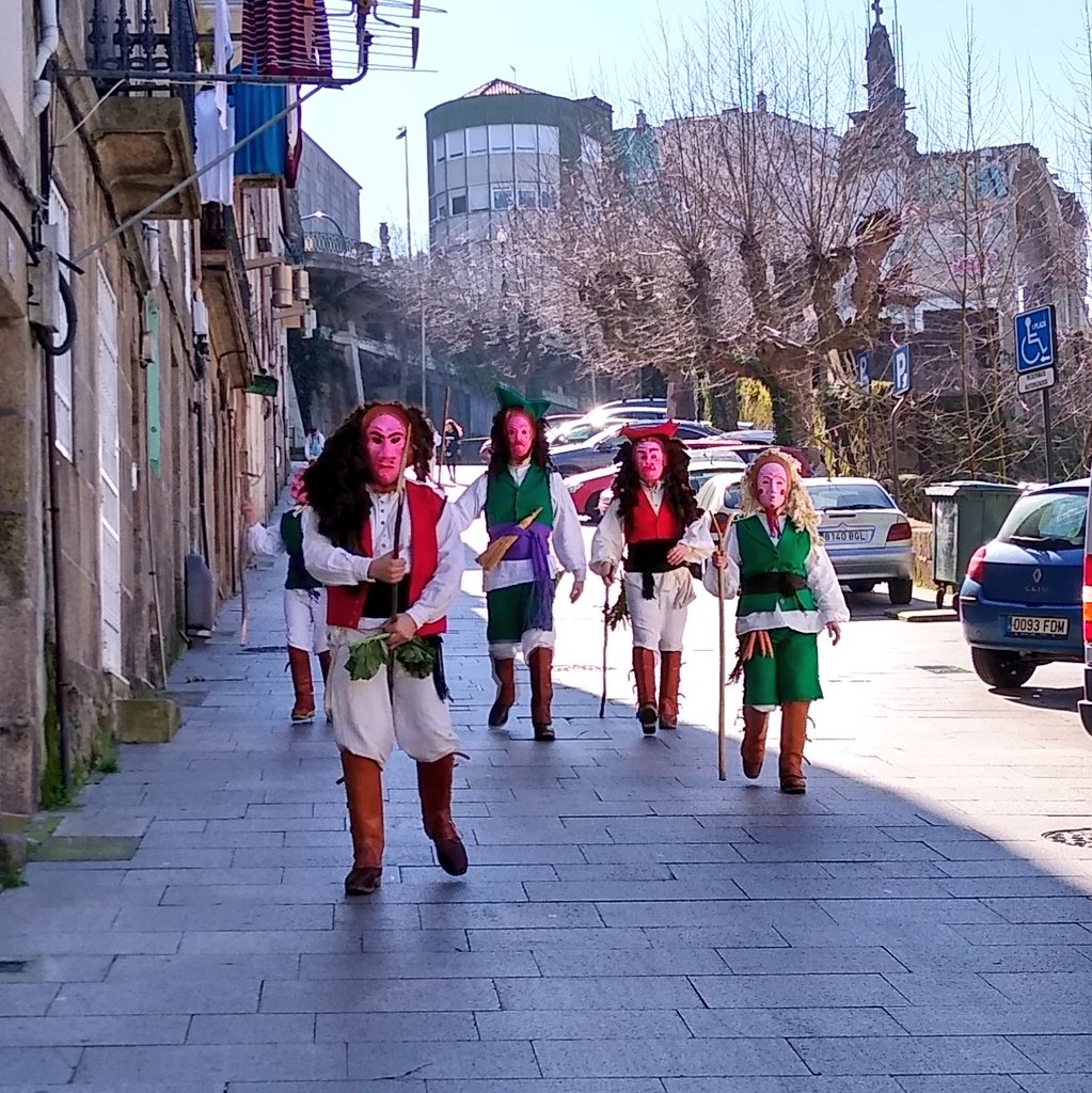 OMerdeiro's tweet photo. Onte domingo os Merdeiros fixeron as dúas saídas de costume no domingo de #Entroido, pola mañán e pola tarde, con moita presencia de cativos e familias. Mañá martes 25 sairán de novo coma é tradición polas rúas do casco vello de #Vigo ás 11:00 e 17:00 horas. #Entroido2020 🎭 https://t.co/YrB4H5YqcH