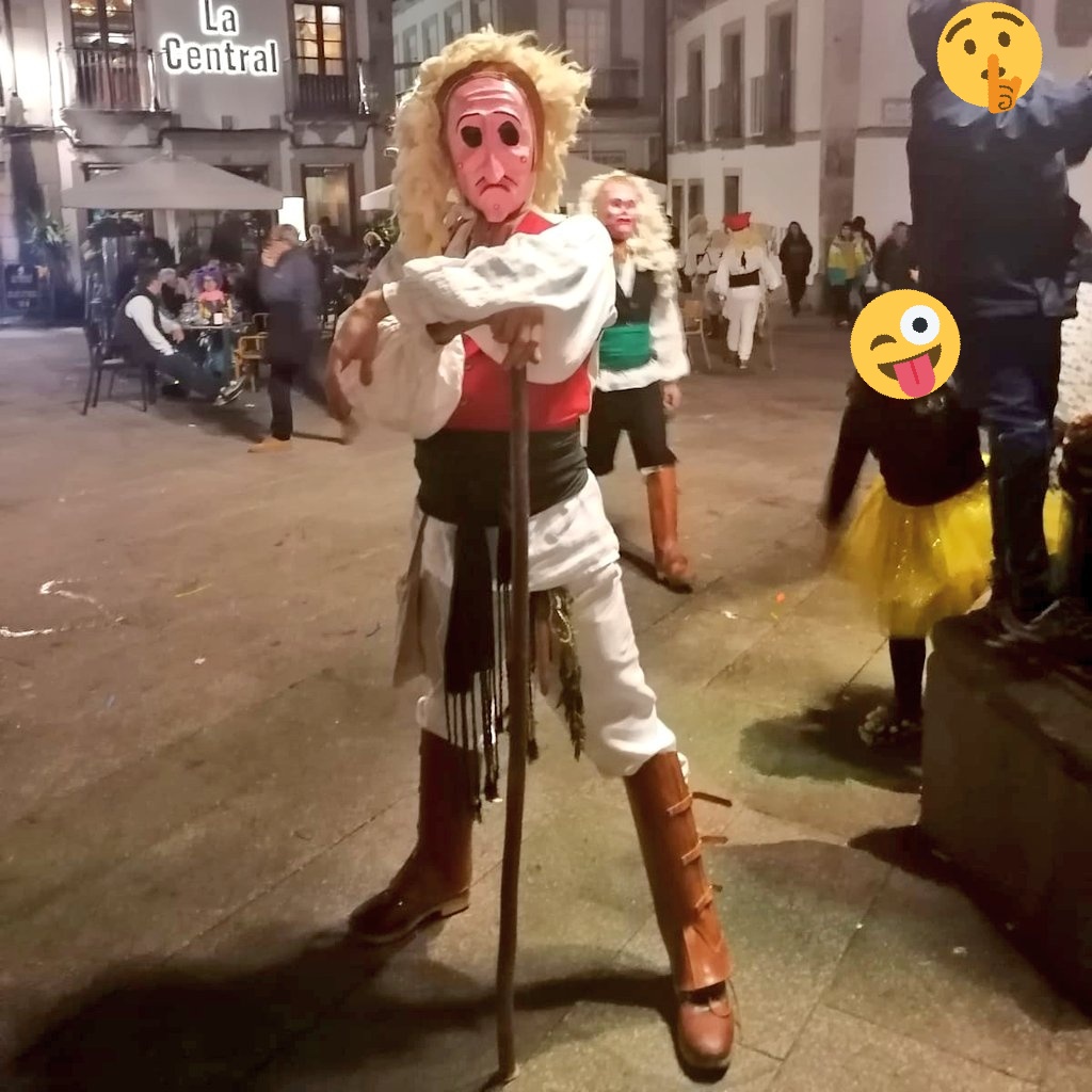 OMerdeiro's tweet photo. Onte domingo os Merdeiros fixeron as dúas saídas de costume no domingo de #Entroido, pola mañán e pola tarde, con moita presencia de cativos e familias. Mañá martes 25 sairán de novo coma é tradición polas rúas do casco vello de #Vigo ás 11:00 e 17:00 horas. #Entroido2020 🎭 https://t.co/YrB4H5YqcH