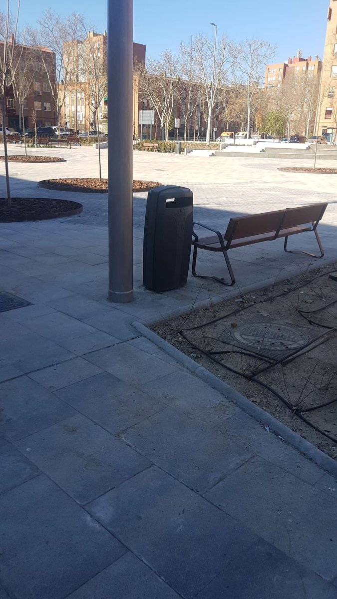 MasPuenteValle1's tweet photo. La plaza del #CCElPozo ya tiene papeleras!! Y no es que hayamos dado mucho la tabarra...Bueno, un poco sí 😬😬 #LegadoCarmena https://t.co/H8h9sxRB8W