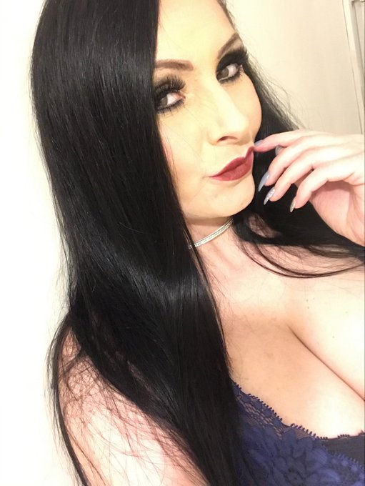 I&rsquo;ll be on Skype tonight and also filming custom videos. Get your orders in boys 😘😘 https://t.co/FwZ