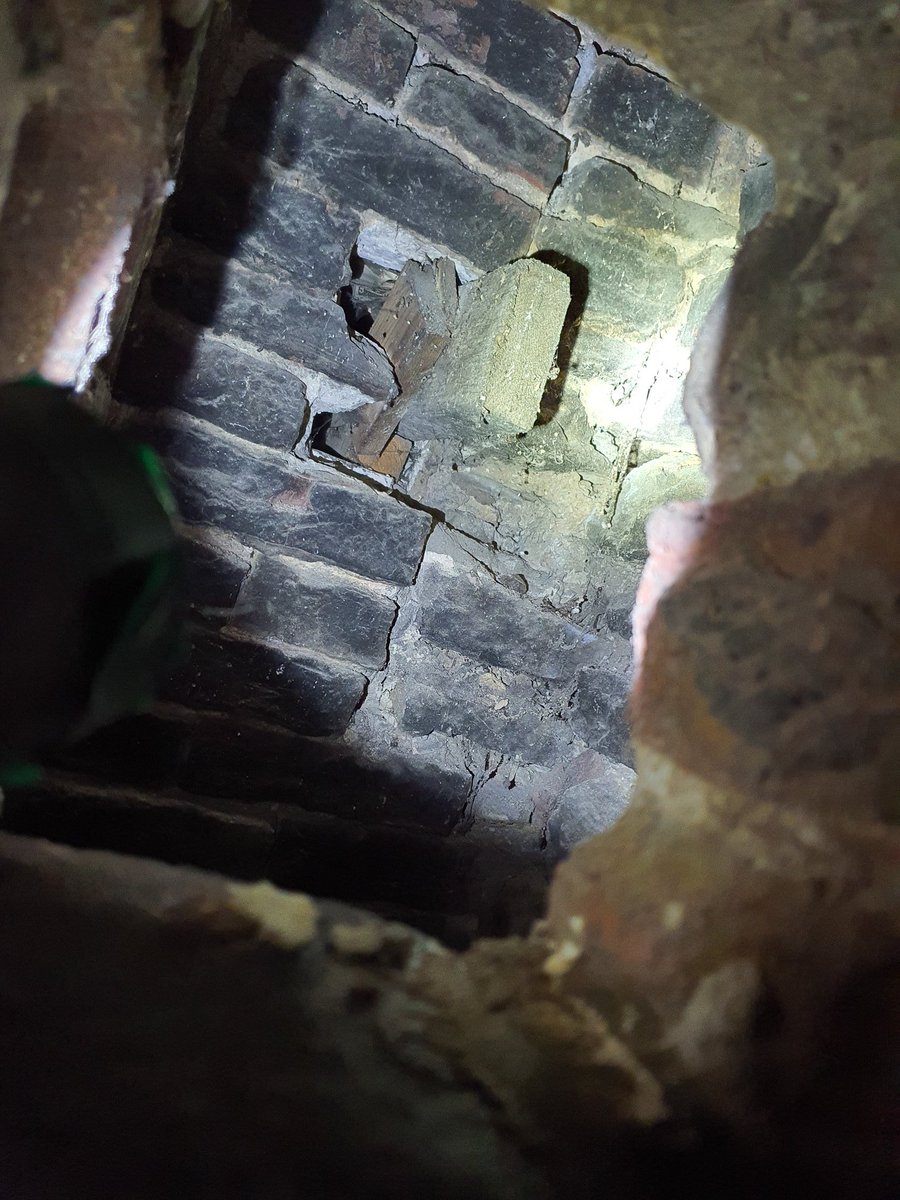 stepintimesweep's tweet image. I bet there are quite a few that would have just fitted a liner in this chimney without even checking it first with a camera first. Fire hazzard this one 🔥I think a sweep and CCTV check of the flue before an installation should be part of Doc J.
#NVQ #Hetas #GOMCS @AMACcameras