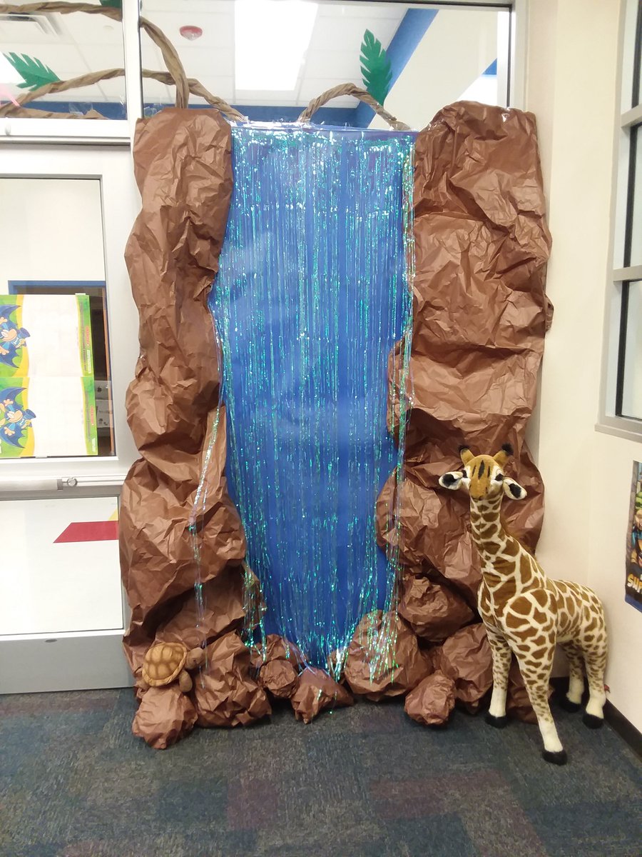 DISDYoungLib's tweet photo. Book Fair is Up and Running! Come see us today during the First Grade Music Program. We will be open until 7PM! @DISDYoungLib #bestatYES https://t.co/cS5tSAW1AY