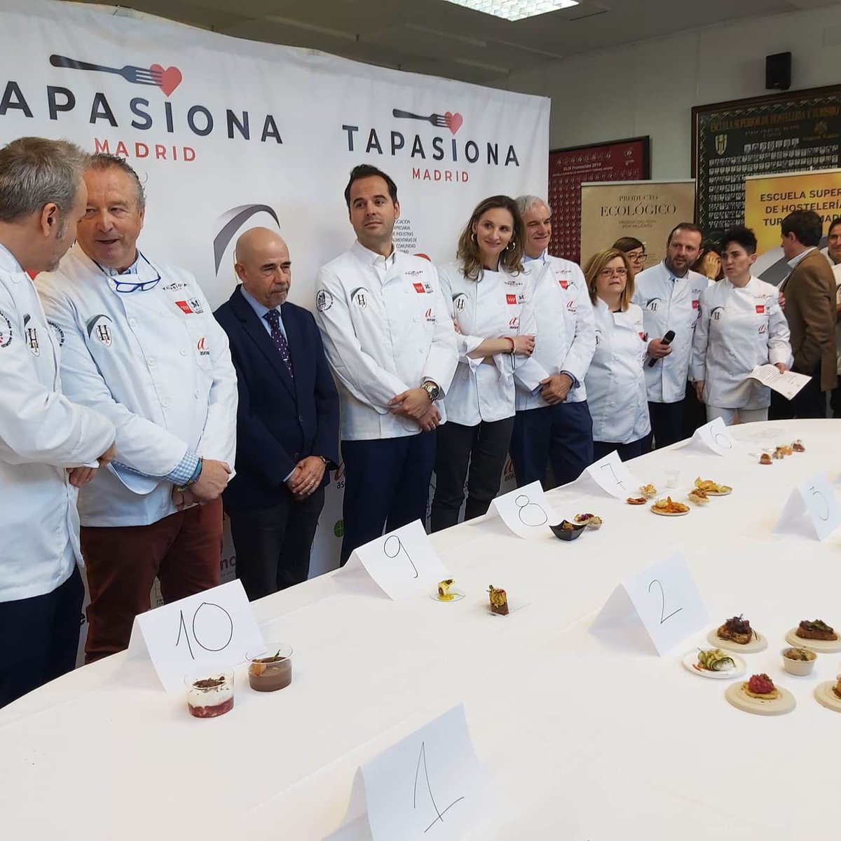 Hoy nos reunimos los mejores productos de Madrid con los mejores chef en #tapasiona. Un honor que grandes cocineros utilicen nuestra miel.<a href="/aseacam/">Aseacam - Comunidad de Madrid</a> <a href="/MadridCalidad/">M Producto Certificado</a> <a href="/ignacioaguado/">Ignacio Aguado</a> @palomamartinm #madrid #miel #calidad #gourmet #lamejormiel #españa #chef #leganes #abejas #cultura