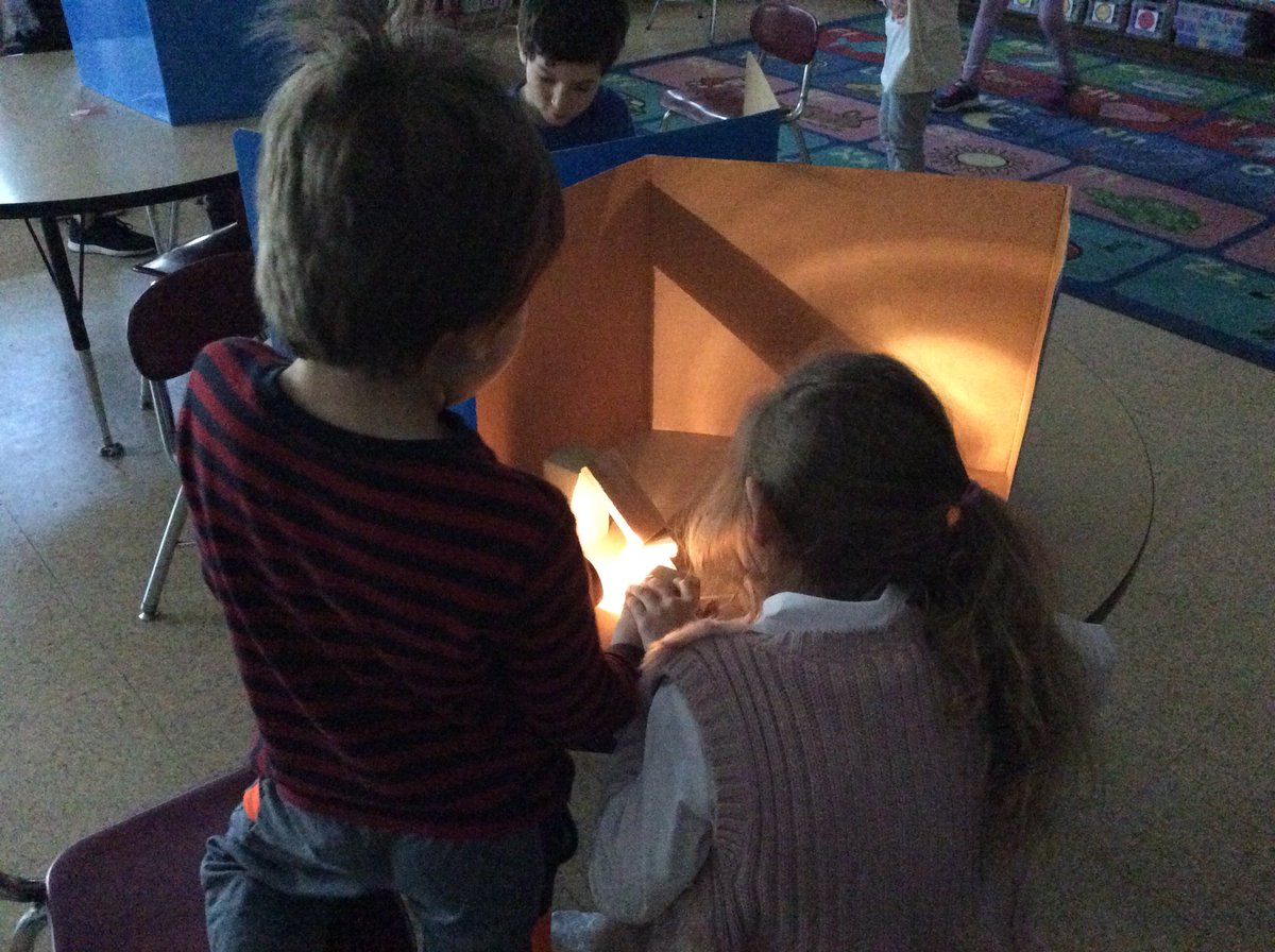 1LFirstGrade's tweet photo. We are having so much fun doing a light and shadows investigation! 🔦 https://t.co/DJjjEJrCEF