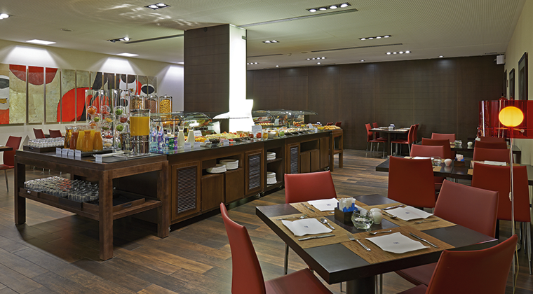NHHotels's tweet photo. Staying at our #HotelOfTheWeek NH Sants Barcelona → https://t.co/4OZ9oqQw7F means you're only a short walk or drive to the local attractions. Book now and see for yourself! #alwaysconvenient https://t.co/ytEYUvypts