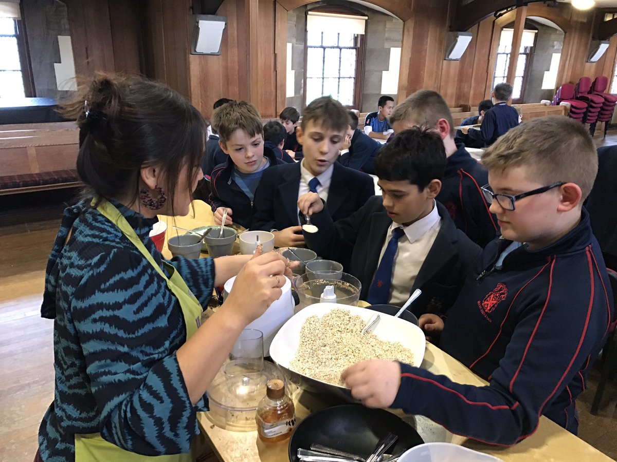 MerchiJuniors's tweet photo. Getting creative - making healthy snacks #BTCK #PitchForHealth @Chartwells_UK @ChartwellsInd #fun #HealthyEating #EatingForSuccess #PSHE #NextBigThing #BillionDollarIdea #LifeSkills ๐๐๐ป https://t.co/mXHBkYpclt