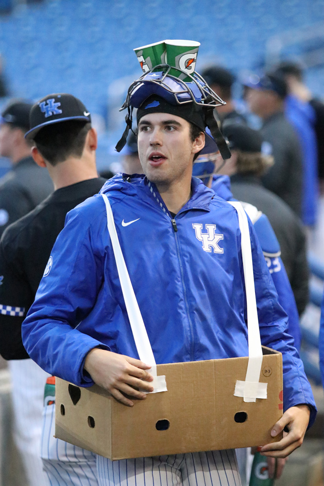 Ask not what your TEAM can do for you but what YOU can do for your team.

#WeAreUK | MondayMotivation | <a href="/HazelwoodMason/">Mason Hazelwood</a> @justin_olson26