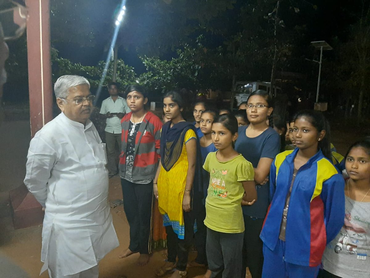 govind_karjol's tweet photo. ಬಳ್ಳಾರಿ ತಾಲೂಕು ಹರಪ್ಪನಹಳ್ಳಿ ತಾಲೂಕು‌ ಮಾ��ಿಹಳ್ಳಿಯಲ್ಲಿರುವ ರಾಣಿ ಚೆನ್ನಮ್ಮ ವಸತಿ ಶಾಲೆಯಲ್ಲಿ ಕೊಳೆತ ತರಕಾರಿ, ವಾರ್ಡನ್ ಅಮಾನತಿಗೆ ಸೂಚನೆ. https://t.co/xISxPY0fwM