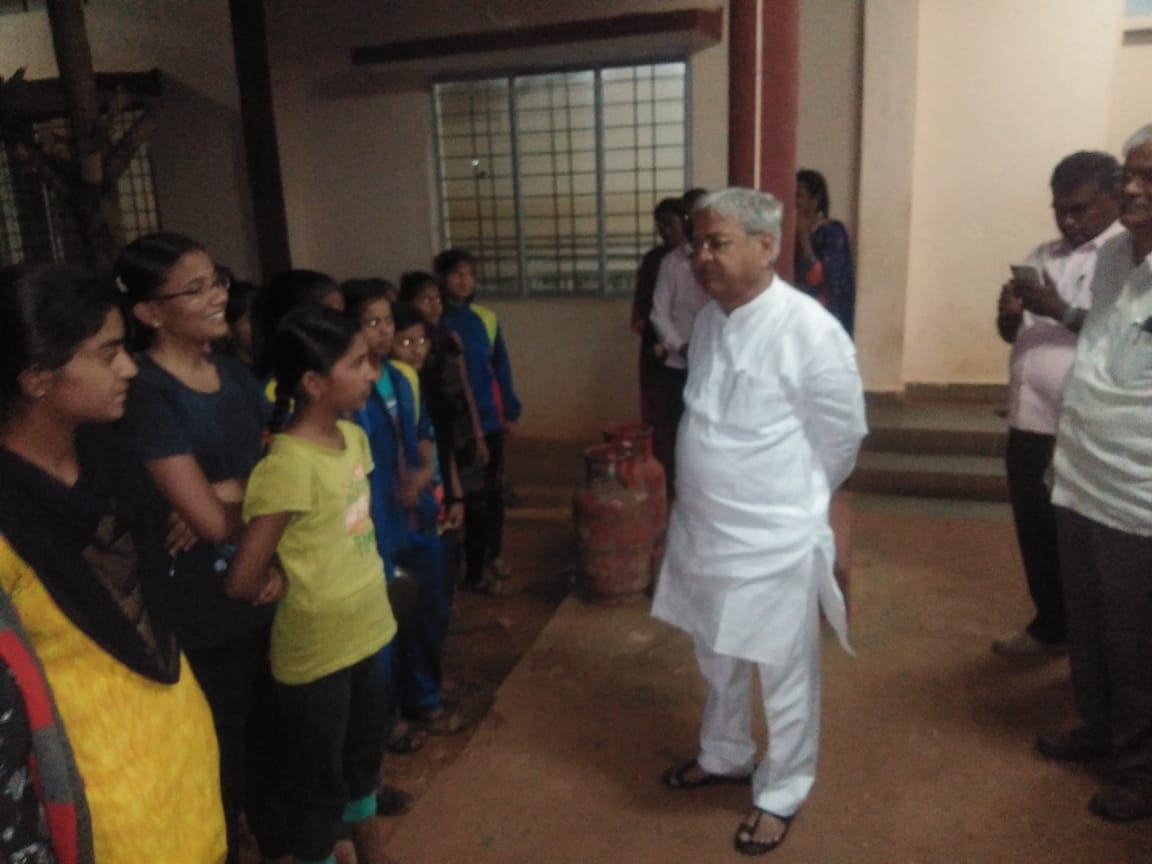govind_karjol's tweet photo. ಬಳ್ಳಾರಿ ತಾಲೂಕು ಹರಪ್ಪನಹಳ್ಳಿ ತಾಲೂಕು‌ ಮಾ��ಿಹಳ್ಳಿಯಲ್ಲಿರುವ ರಾಣಿ ಚೆನ್ನಮ್ಮ ವಸತಿ ಶಾಲೆಯಲ್ಲಿ ಕೊಳೆತ ತರಕಾರಿ, ವಾರ್ಡನ್ ಅಮಾನತಿಗೆ ಸೂಚನೆ. https://t.co/xISxPY0fwM
