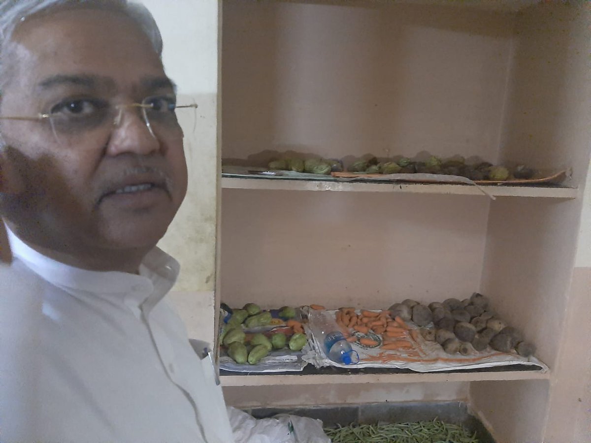 govind_karjol's tweet photo. ಬಳ್ಳಾರಿ ತಾಲೂಕು ಹರಪ್ಪನಹಳ್ಳಿ ತಾಲೂಕು‌ ಮಾ��ಿಹಳ್ಳಿಯಲ್ಲಿರುವ ರಾಣಿ ಚೆನ್ನಮ್ಮ ವಸತಿ ಶಾಲೆಯಲ್ಲಿ ಕೊಳೆತ ತರಕಾರಿ, ವಾರ್ಡನ್ ಅಮಾನತಿಗೆ ಸೂಚನೆ. https://t.co/xISxPY0fwM