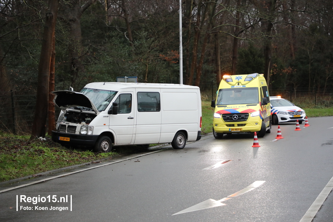 regio15's tweet photo. Op de #N448 #Papeweg in #Wassenaar is een busje tegen een boom gebotst. Er hoefde niemand naar het ziekenhuis te worden vervoerd. https://t.co/FFrOj7IIww