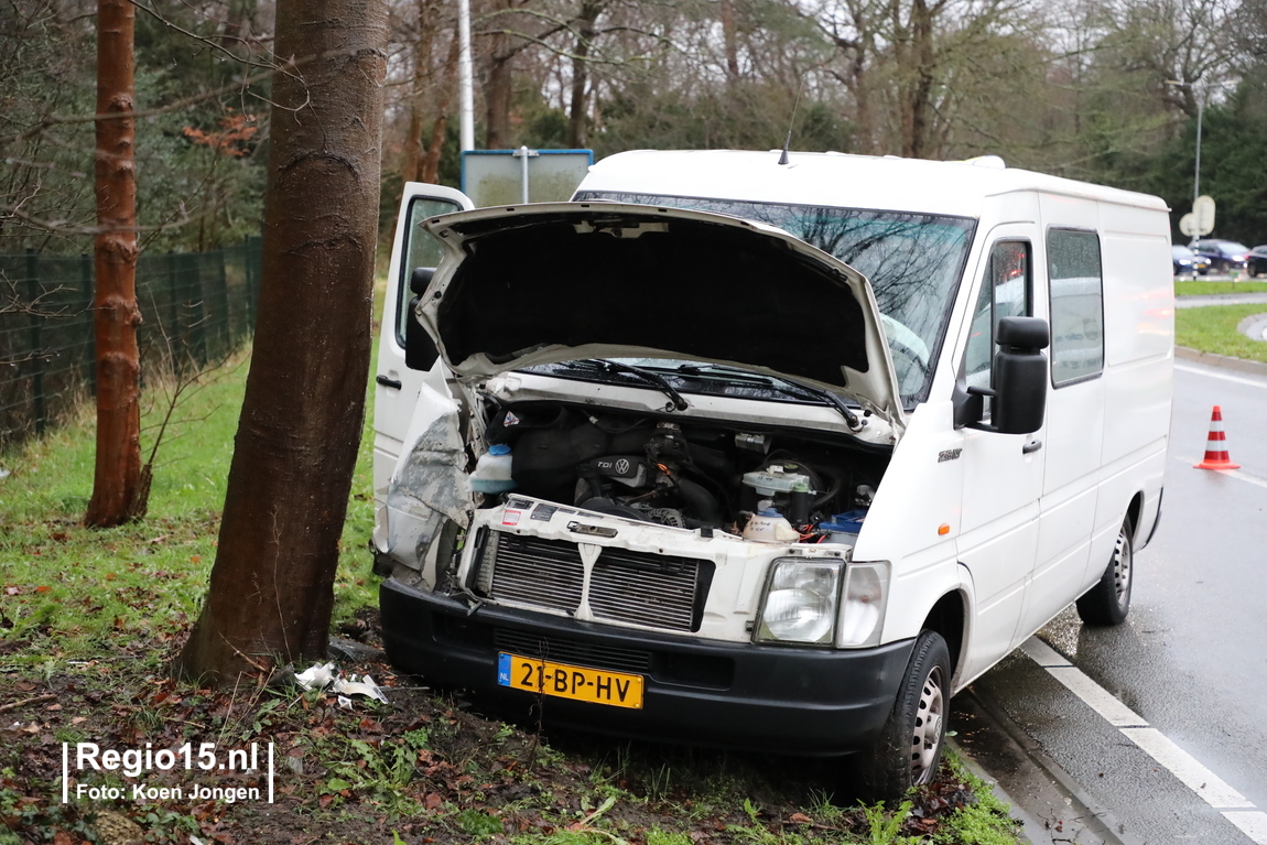 regio15's tweet photo. Op de #N448 #Papeweg in #Wassenaar is een busje tegen een boom gebotst. Er hoefde niemand naar het ziekenhuis te worden vervoerd. https://t.co/FFrOj7IIww