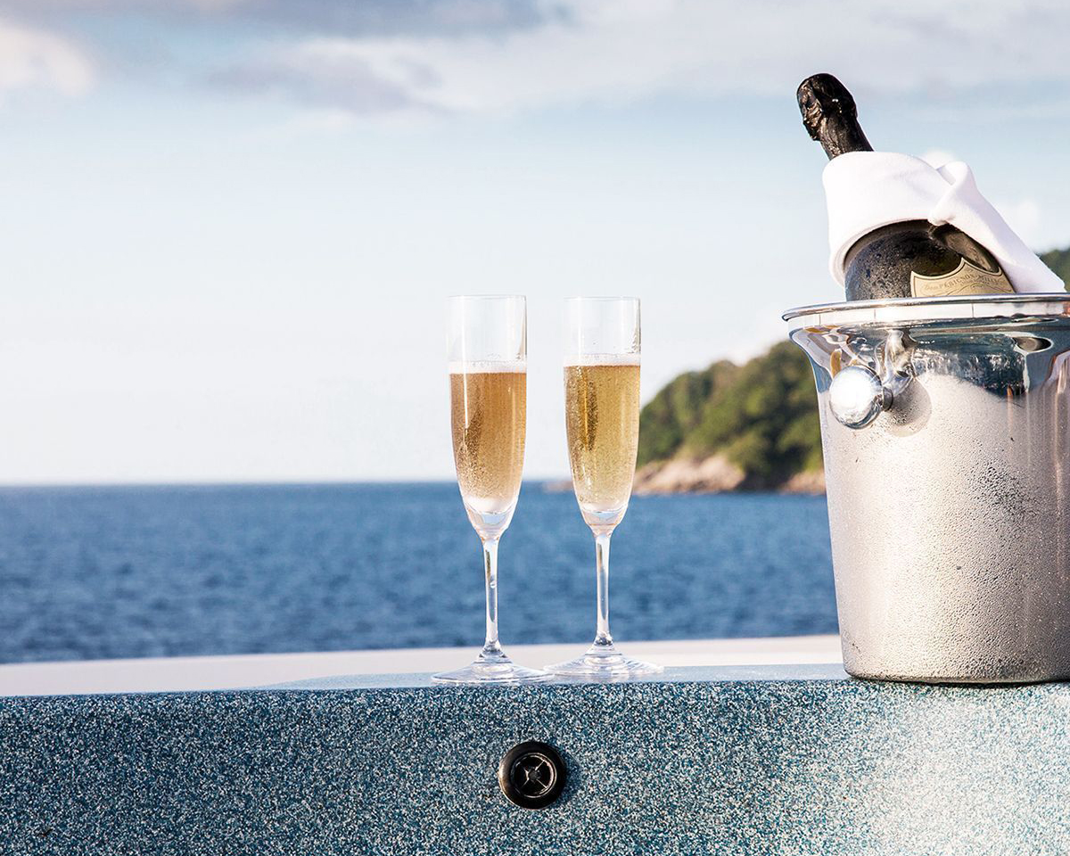 borrowaboat1's tweet photo. Little moments of pure bliss is what life at sea is all about. Whether it's a glass of Champagne as the sun goes down, a peaceful morning out on the river or an early morning dip, life at sea is where the magic happens. ๐ฅ#borrowaboat #champagne https://t.co/jO5kjBAZTT