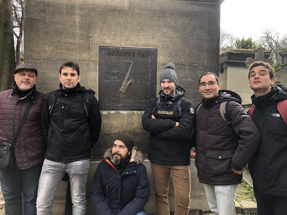 Nuestros saxos 🎷 siguen en Paris, esta mañana han visitado Vandoren y Montmartre donde descansa AdolpheSax.