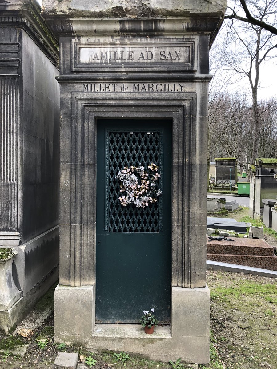 CPMASLinares's tweet photo. Nuestros saxos 🎷 siguen en Paris, esta mañana han visitado Vandoren y Montmartre donde descansa AdolpheSax. https://t.co/trILd4iSjP