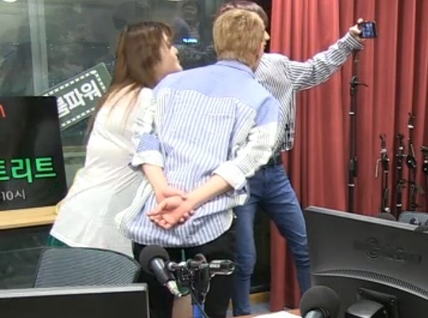 when jinki always puts his hands behind his back and bends a lil to adjust with the person he's taking a picture with, like gentleman
