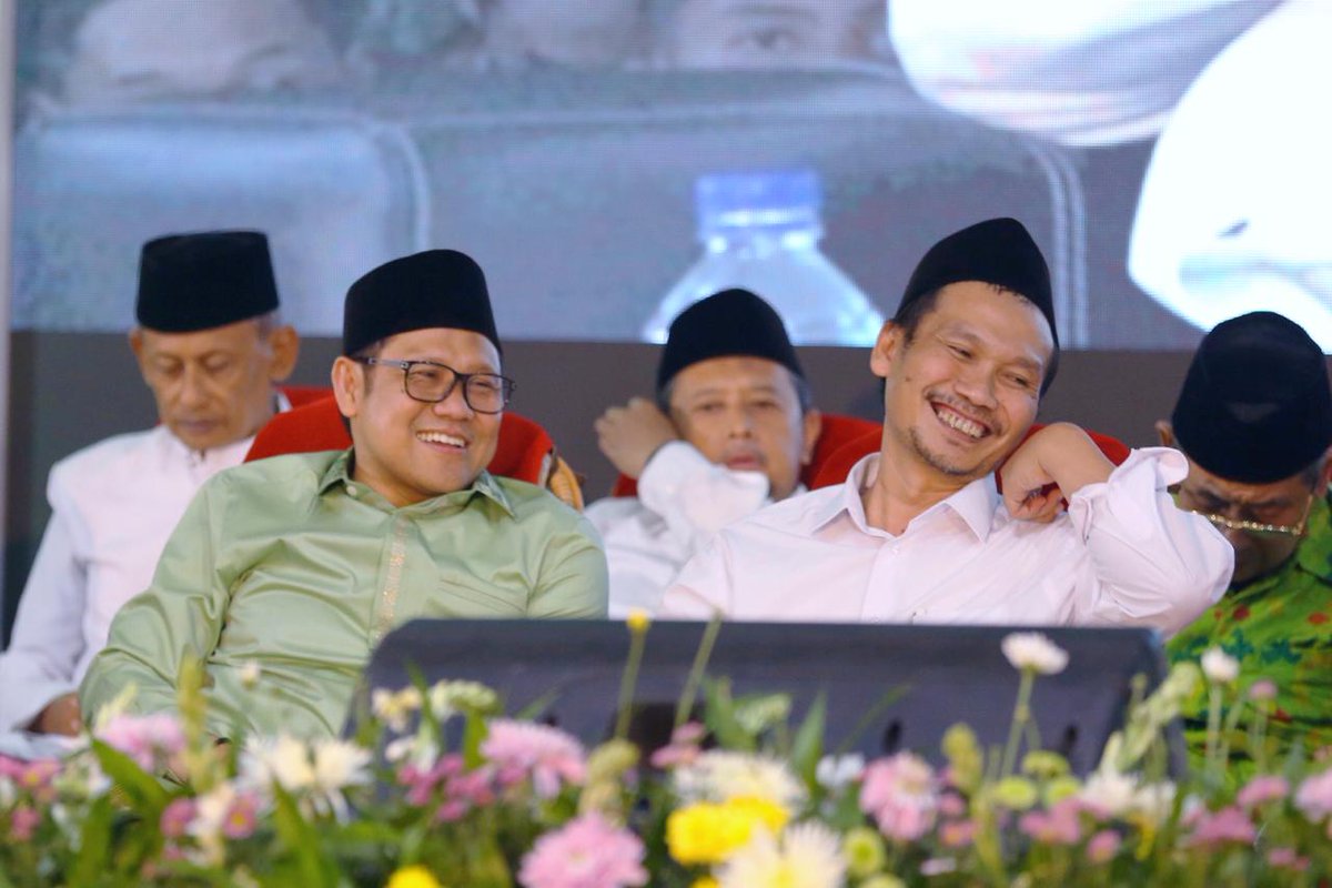 DPP_PKB's tweet photo. Gus Muhaimin dan Gus Baha pada acara Haul KH. Bisri Syansuri dan Harlah PP. Mamba'ul Maarif, Jombang, Jawa Timur.
#HaulMbahBisri 
Kira-kira apa yang diobrolkan beliau berdua, atau Sobat PKB ada pertanyaan kepada beliau berdua, yuk ditulis dikolom komentar yaa https://t.co/DT8a6kchnP