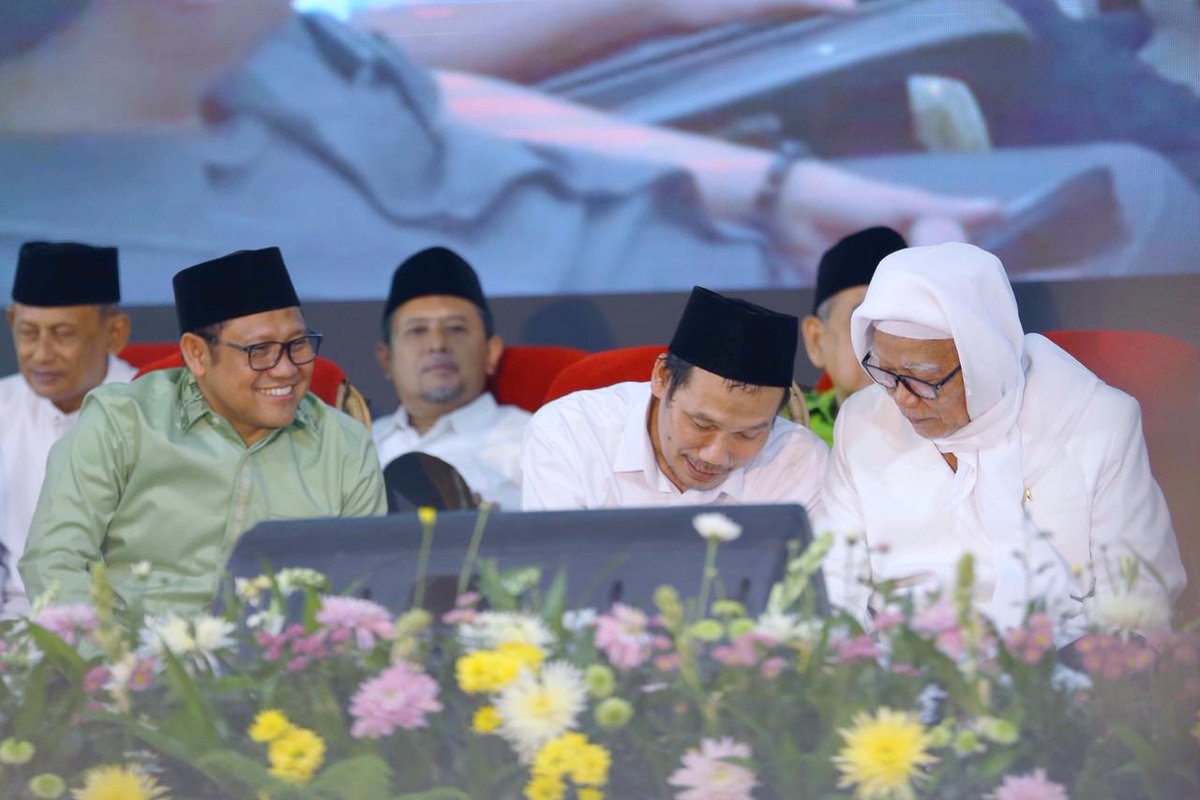 DPP_PKB's tweet photo. Gus Muhaimin dan Gus Baha pada acara Haul KH. Bisri Syansuri dan Harlah PP. Mamba'ul Maarif, Jombang, Jawa Timur.
#HaulMbahBisri 
Kira-kira apa yang diobrolkan beliau berdua, atau Sobat PKB ada pertanyaan kepada beliau berdua, yuk ditulis dikolom komentar yaa https://t.co/DT8a6kchnP