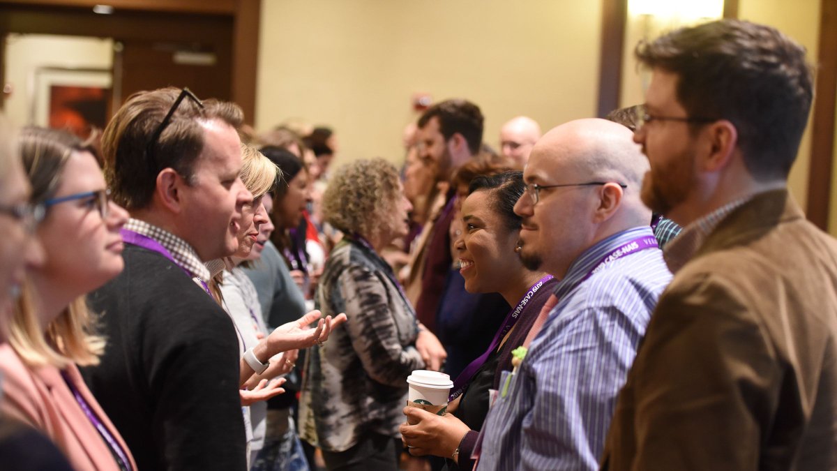 CASEAdvance's tweet photo. How to get the most out of your next conference experience:
🕑 Arrive early.
❔ Ask a question or share a story.
✏️ Jot notes on biz cards so you remember people you meet.
More tips in Advancement Weekly: https://t.co/47R4S51dua
#cased2 #casedrive #casestm #networking https://t.co/s1WrXZnFp1