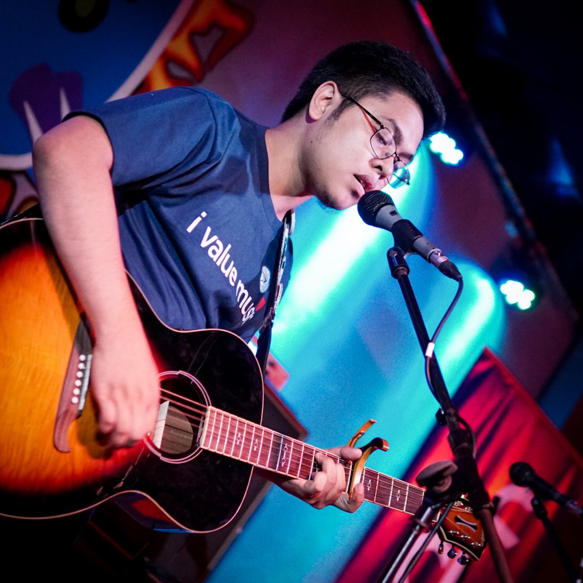 filscap_'s tweet photo. You would take Rangy Validoβs βMukha ng Diyosβ as a praise song at first but this song actually tells a different story. The song really talks about a man calling out to the woman he loves in heaven.
#FILSCAPSongwritersNight
#FILSCAPOpenMic
#ivaluemusic https://t.co/FTnFEEdSpR