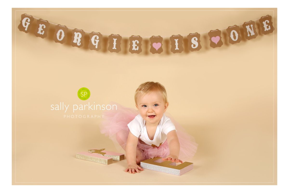 SalPPhotography's tweet photo. Happy 1st Birthday Georgie! #birthdayexperience #cakesmash #logcabinstudio #photography #braintree #1stbirthday #lovenaturallight #celebration https://t.co/yann70bYMe https://t.co/gNjF4xkBa2