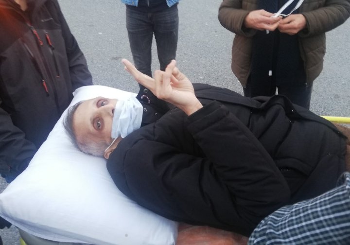 "Uzun ve zorlu ama onurlu
Yattık ölüm orucuna
Bir mevsim boyunca aç kalacak
Bir mevsim boyunca yürüyecek
Açlığımız kadar onurlu
Açlığımız kadar gururlu
Açlığımız kadar dik başımız
Açlığımız kadar..."
Bir mevsim aç olacağız.
Her mevsim onurlu olmak için!
İbrahim Gökçek
<a href="/Grup_YORUM/">Grup Yorum</a>