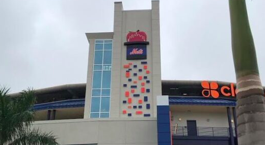 matthewcerrone's tweet photo. I LOVE this at #Mets #SpringTraining, which pays a terrific homage to the HR apple, top hat and old, side panels from Shea Stadium!! Well done, @Mets! #IMissShea https://t.co/3U5yoYbXwD