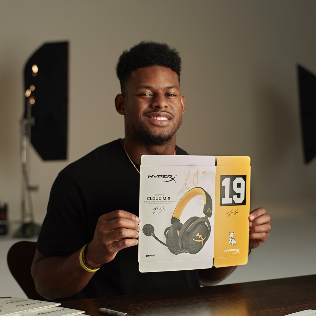 So excited about this! @HyperX and I teamed up to make a limited Cloud MIX, JuJu Edition. There are only 19 of these in the world! You can bid to get yours on @eBay now. Every $ of your bid goes to support the JuJu Foundation: collab.hyperxgaming.com/juju #HyperXFamily #HyperXPartner